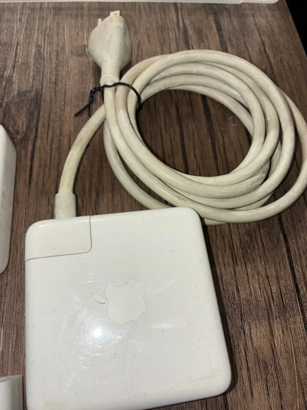 5 Apple White MacBook Power Adapters - 5 pack with 2 plugs